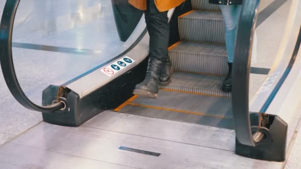 Gambe delle persone Spostarsi su un ascensore scala mobile nel centro commerciale. Rallentatore — Video Stock