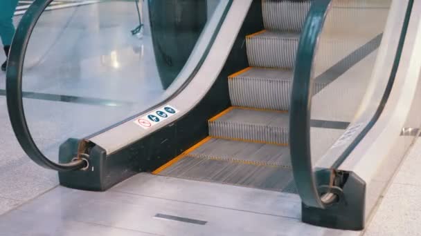 Anonyma människor som gick på rulltrappan lyft i köpcentrum — Stockvideo