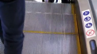 Alışveriş merkezinde yürüyen merdiven yürüyüş anonim insanların Asansör