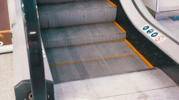 Personas anónimas caminando en el ascensor de escaleras mecánicas en el centro comercial — Vídeo de stock