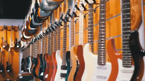 エレク トリック ギターの音楽店にぶら下がっているたくさん。ショップ楽器 — ストック動画