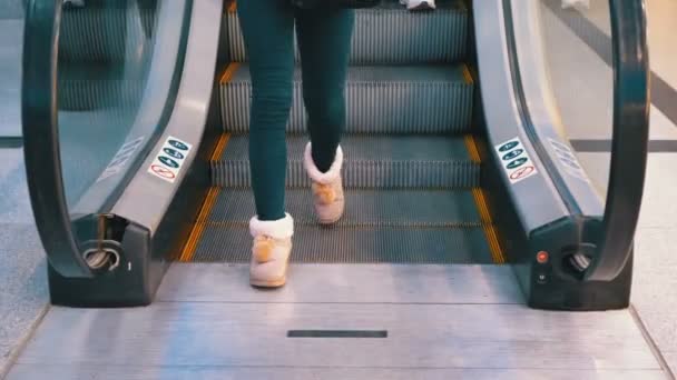 Personas anónimas caminando en el ascensor de escaleras mecánicas en el centro comercial — Vídeos de Stock