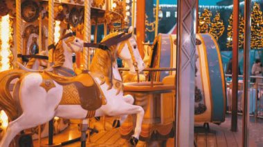 Atları kış akşamları ile Fransız Carousel