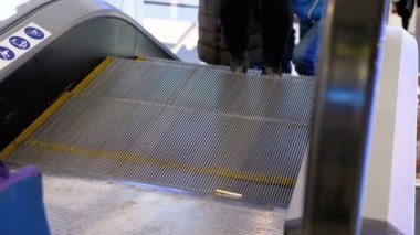 Yürüyen merdiven anonim insanlar alışveriş merkezinde kaldır. Ağır çekim