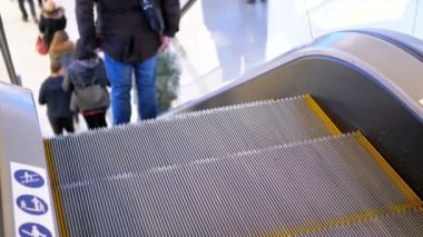 Alışveriş merkezinde bir yürüyen merdiven Asansör hareket insanlar bacaklar. Ağır çekim