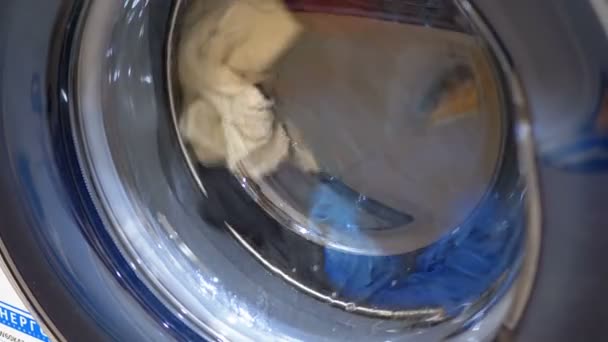 De trommel van de wasmachine draait met kleding — Stockvideo