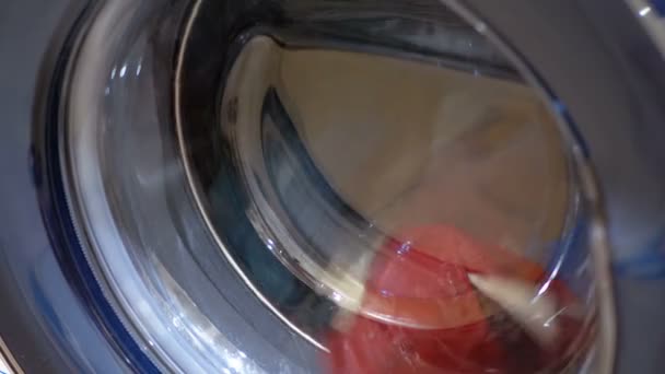 De trommel van de wasmachine draait met kleding — Stockvideo