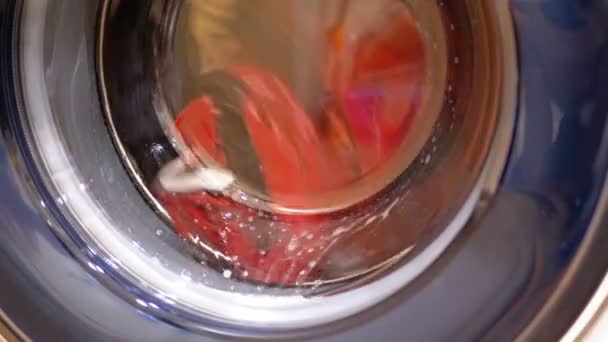 O tambor da máquina de lavar gira com roupas — Vídeo de Stock