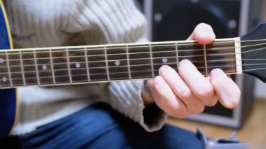 Gitarist akustik gitar çalar