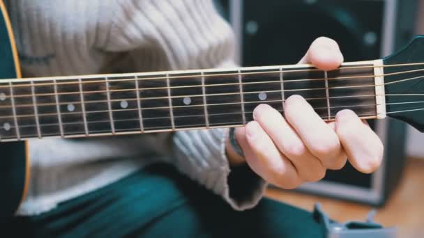 Гитарист играет на акустической гитаре — стоковое видео