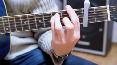 Gitarist akustik gitar çalar