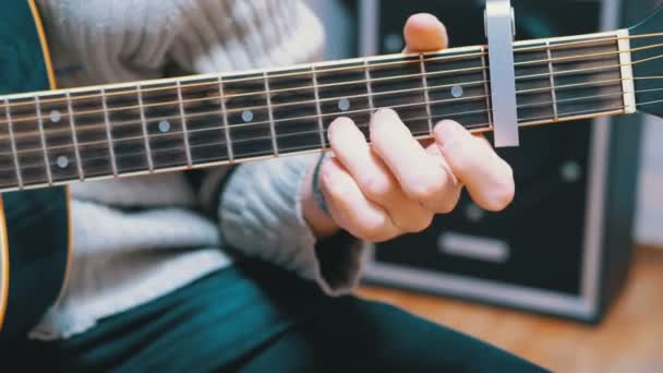 Gitarist Akustik Gitar Çalar Sol Üzerinde Klavye Akorları Pinches Bir — Stok video