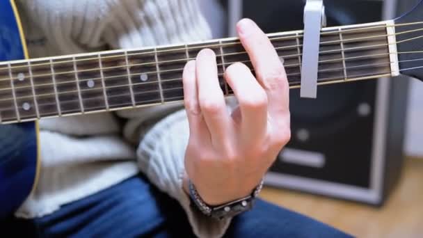 Chitarrista suona una chitarra acustica — Video Stock