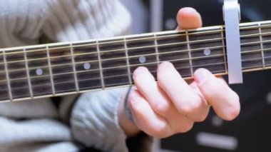 Adam müzisyen akustik gitar çalar