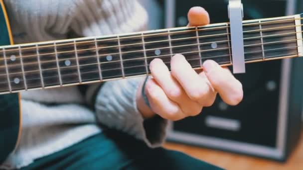 Guy Musician suona una chitarra acustica — Video Stock