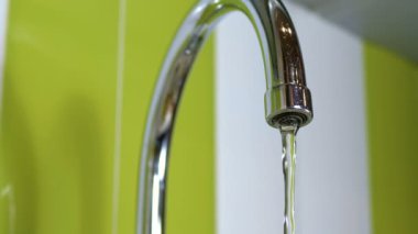 Bir lavabo içine musluk çalışan su