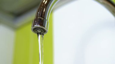 Bir lavabo içine musluk çalışan su