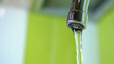 Bir lavabo içine musluk çalışan su