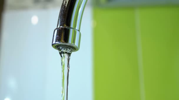 Acqua che scorre dal rubinetto in un lavandino — Video Stock
