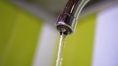 Bir lavabo içine musluk çalışan su. Ağır çekim