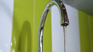 Su bir kaynaktan bir lavabo içine akar. Ağır çekim