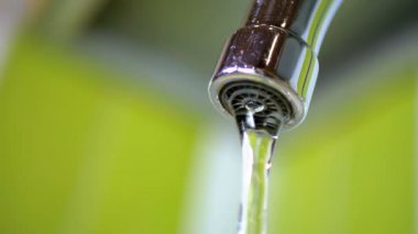 Su bir kaynaktan bir lavabo içine akar. Ağır çekim