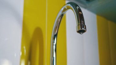 Su bir kaynaktan bir lavabo içine akar.