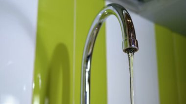 Bir lavabo içine musluk çalışan su