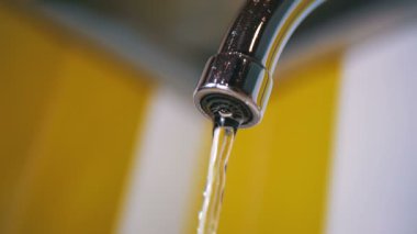 Su bir kaynaktan bir lavabo içine akar. Ağır çekim