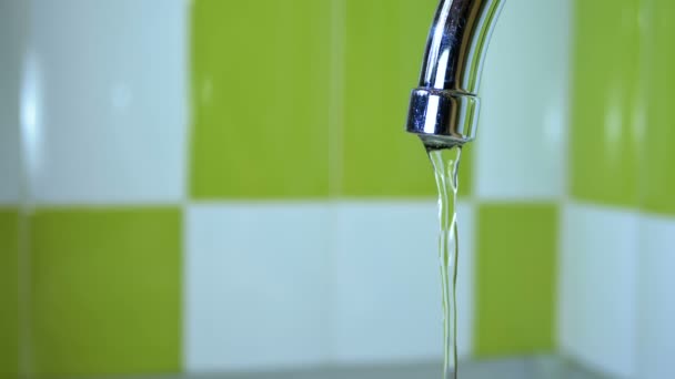 Acqua che scorre dal rubinetto in un lavandino — Video Stock