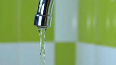 Bir lavabo içine musluk çalışan su. Ağır çekim