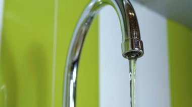 Su bir kaynaktan bir lavabo içine akar.
