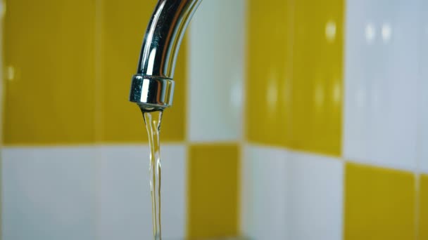 Flux d'eau d'un robinet dans un évier — Video