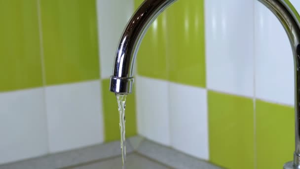 L'eau qui coule du robinet dans un évier — Video