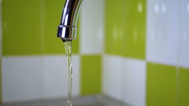 Bir lavabo içine musluk çalışan su. Ağır çekim