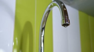 Su bir kaynaktan bir lavabo içine akar. Ağır çekim