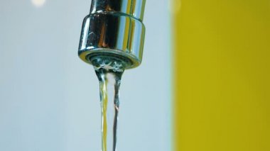 Su bir kaynaktan bir lavabo içine akar. Ağır çekim