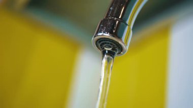 Su bir kaynaktan bir lavabo içine akar. Ağır çekim