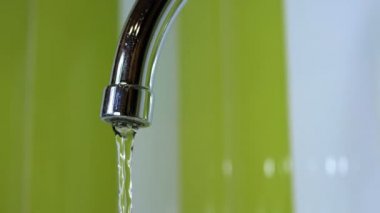 Bir lavabo içine musluk çalışan su