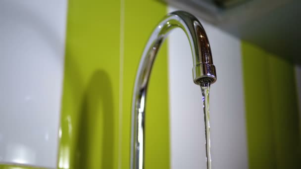 Water Flows from a Tap into a Sink. Slow Motion — Stock Video