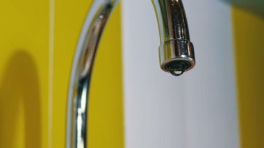 Su bir kaynaktan bir lavabo içine akar. Ağır çekim