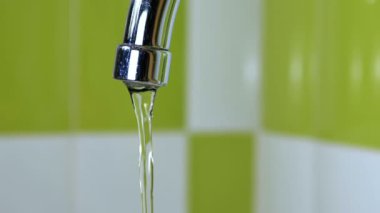 Su bir kaynaktan bir lavabo içine akar. Ağır çekim
