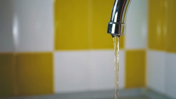 Water Running from the Tap into a Sink. Slow Motion — Stock Video