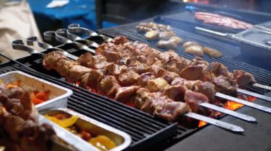 Şiş kebap sokak piyasada ızgarada pişmiş