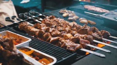 Şiş kebap sokak piyasada ızgarada pişmiş