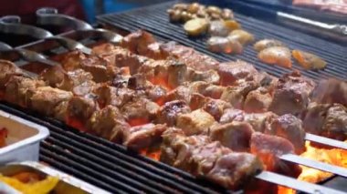 Markette ızgarada et ızgarası var. Lezzetli ızgara yemekler. Yanan domuz eti. Sokak yemeği. Barbekü partisi. Kabuklu kızarmış et..