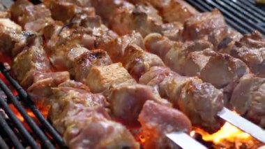 Semt pazarı üzerinde ızgara şiş üzerinde ızgara et