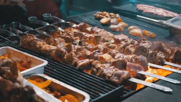 Fleisch am Spieß auf dem Grill auf dem Wochenmarkt — Stockvideo