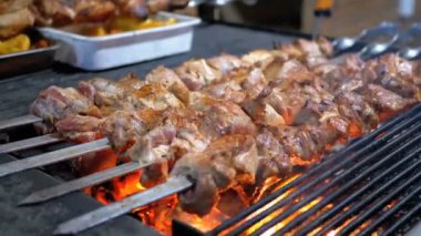 Şiş kebap sokak piyasada ızgarada pişmiş