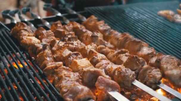 Carne grelhada em espetos na grelha no mercado de rua — Vídeo de Stock